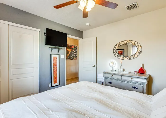 Holiday home Desert Oasis W/ Private Pool & Gym!