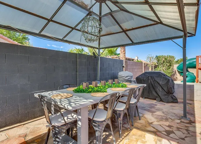 Desert Oasis W/ Private Pool & Gym! Holiday home *